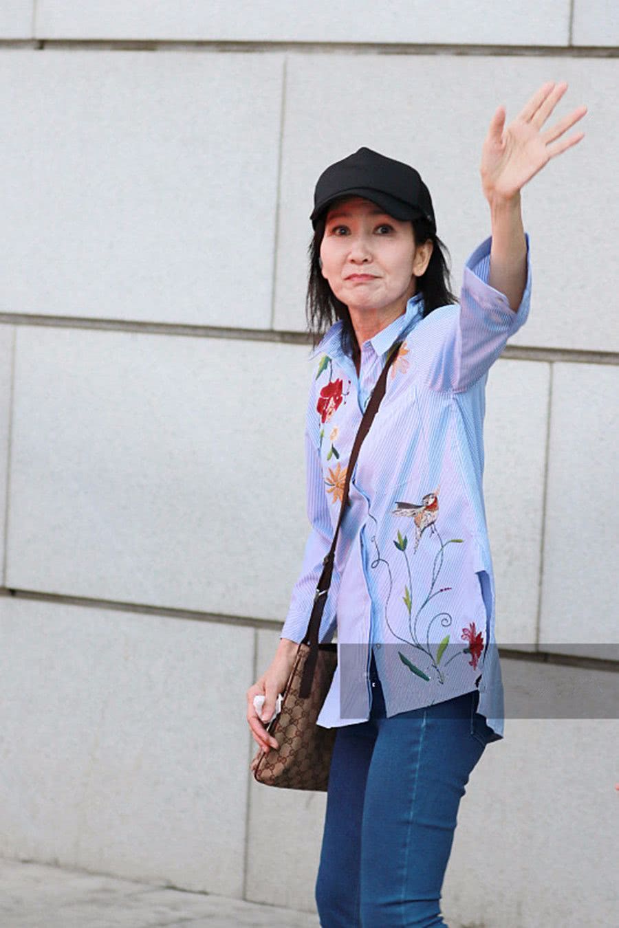 "小青"陈美琪现身无锡穿花纹衬衫显年轻 皮肤白皙尽显优雅气质