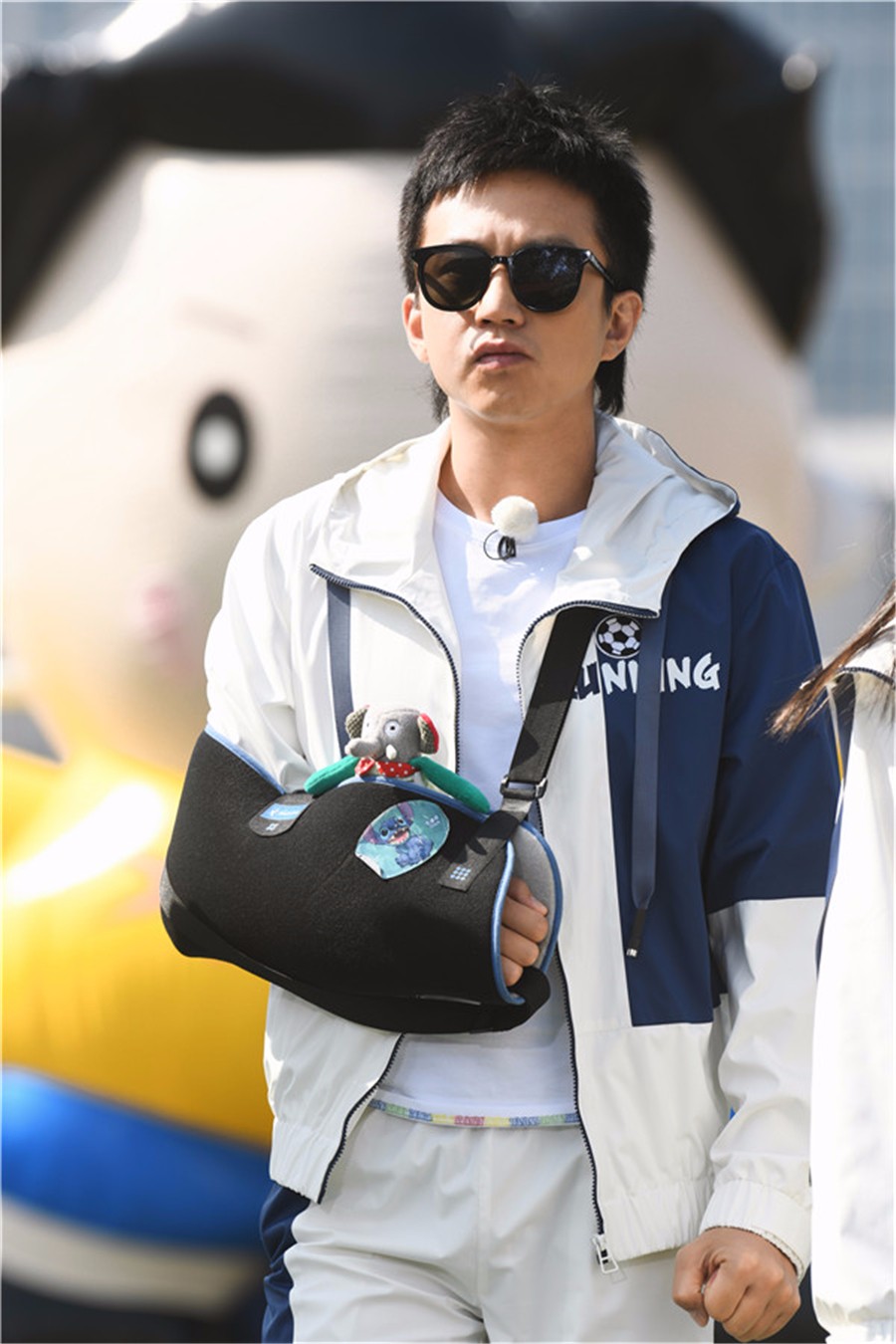 邓超《奔跑吧》化身"足球小将" 场上挑战百人足球赛