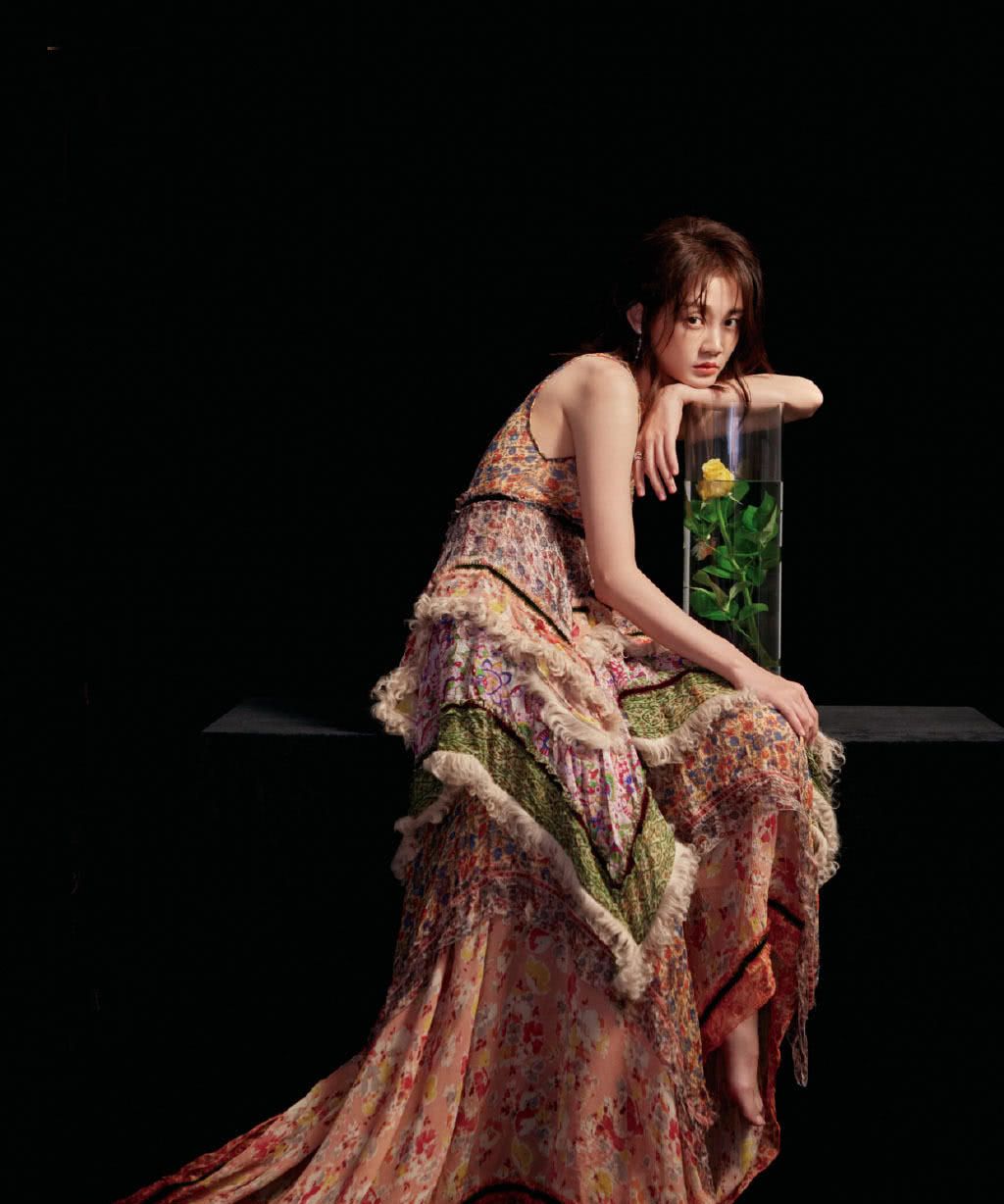 苗苗真是厉害一条吊带裙拼了5种碎花布皱皱巴巴还缝俩圈毛