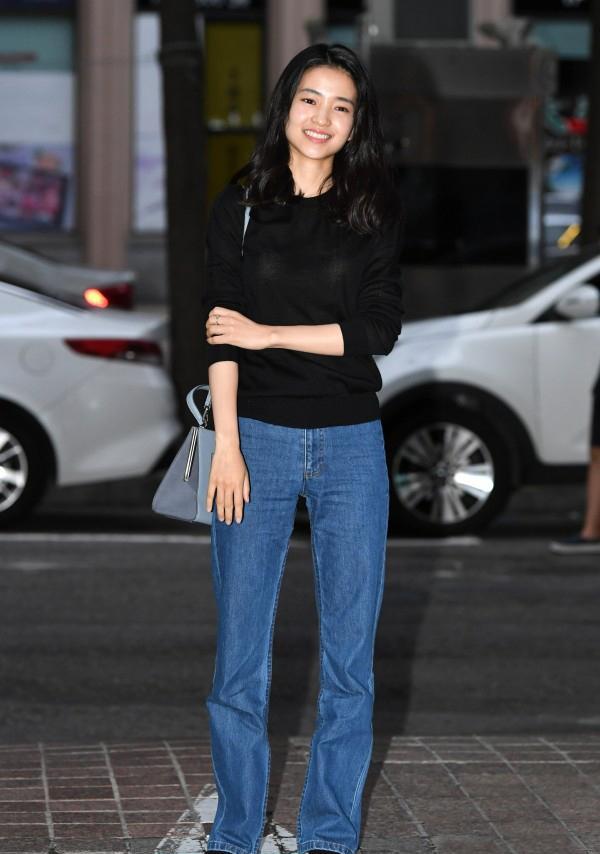 金泰梨不张扬,黑色针织衫简单搭配牛仔裤就足够展示女性的柔美