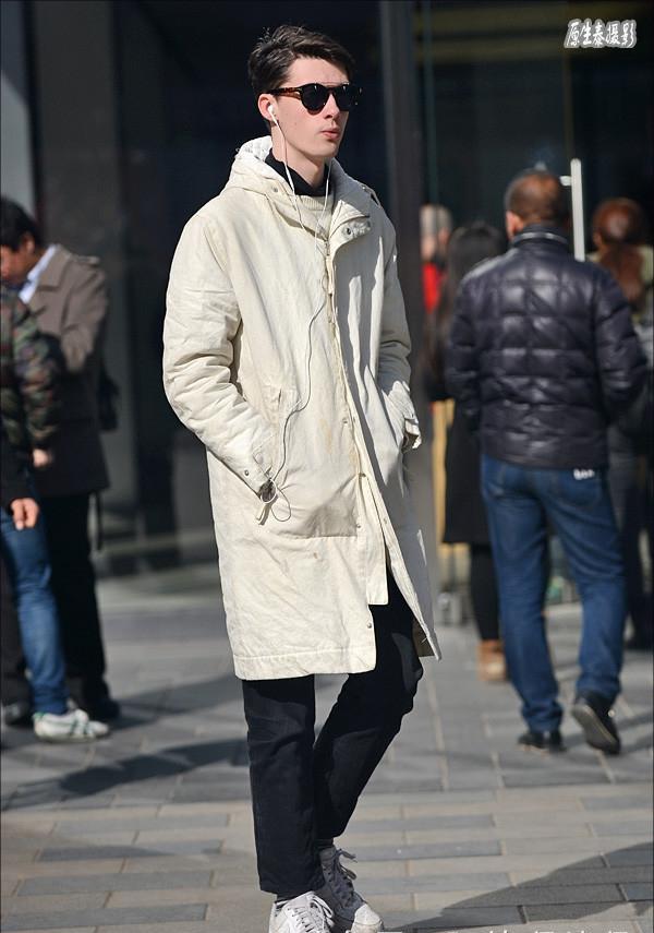 街拍街道上的阳光帅哥