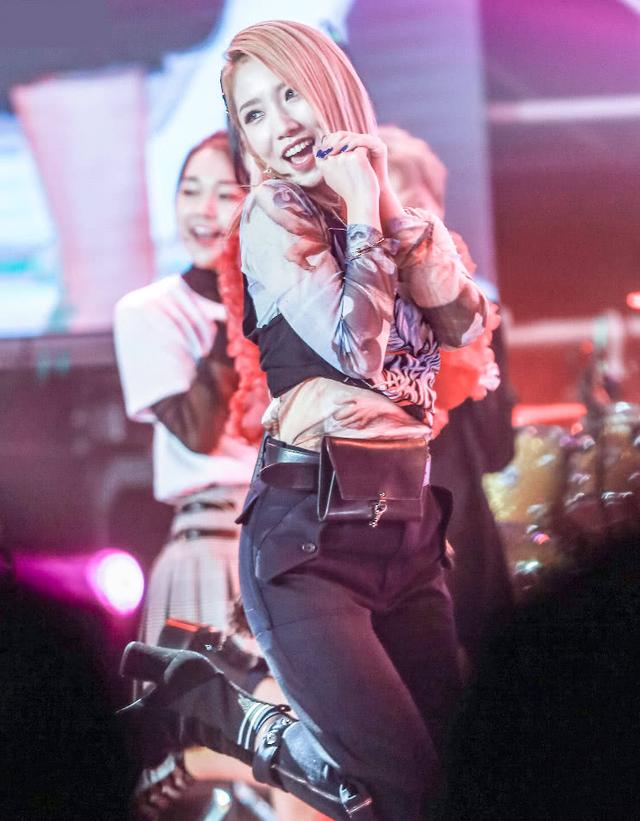 孟美岐抽烟算什么,穿纹身上衣才厉害,又要被骂"毒瘤"了!