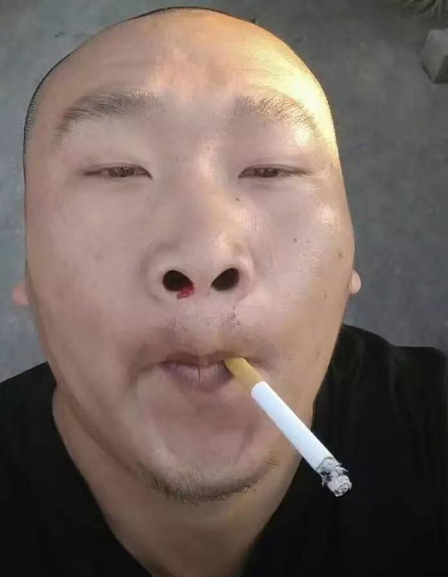 ps恶搞:求大神把旁边打哈欠的哥们p掉,总感觉怪怪的!