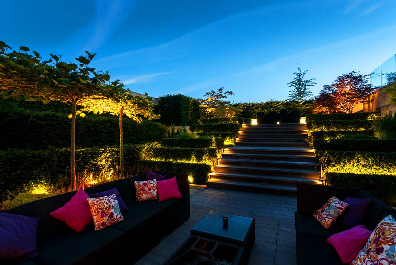 错落有致的台阶式别墅庭院花园,没想到白天很美,夜景美得更夸张