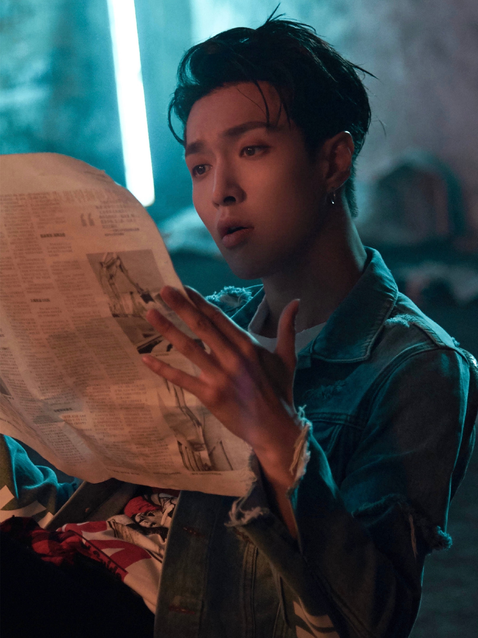 张艺兴新歌发布,却被破洞牛仔外套抢镜,网友:会穿!