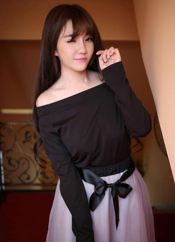 萌妹子的小性感穿搭, 一字肩t恤搭配小纱裙, 俏美迷人