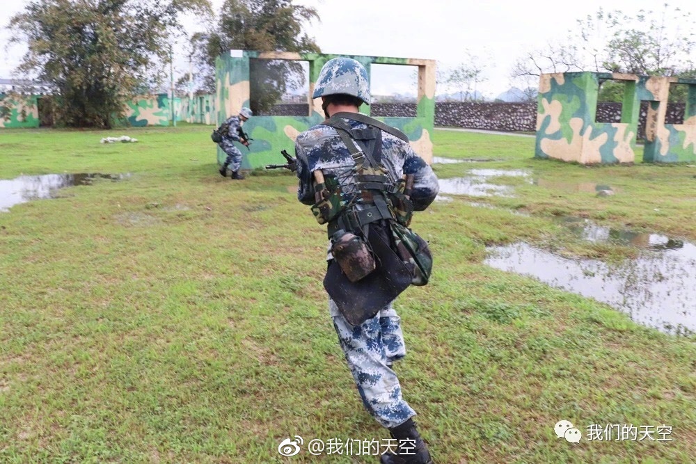 风里雨里,空降兵在800米障碍场上等你!