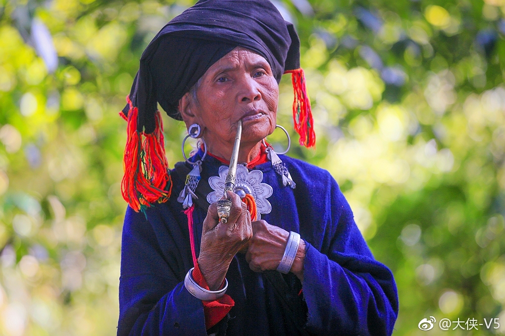 云南沧源的佤族,妇女们眼袋不离嘴,你能够想象吗?_新浪看点