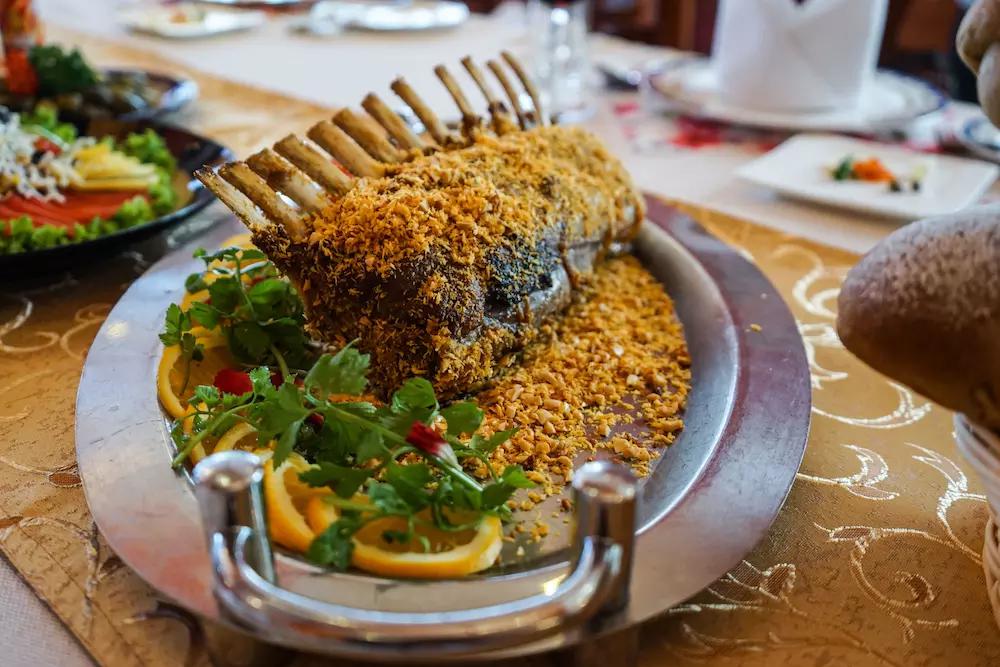 是节日宴会上必不可少的菜式,也是最受俄罗斯人喜爱的菜式之一,鲱鱼与