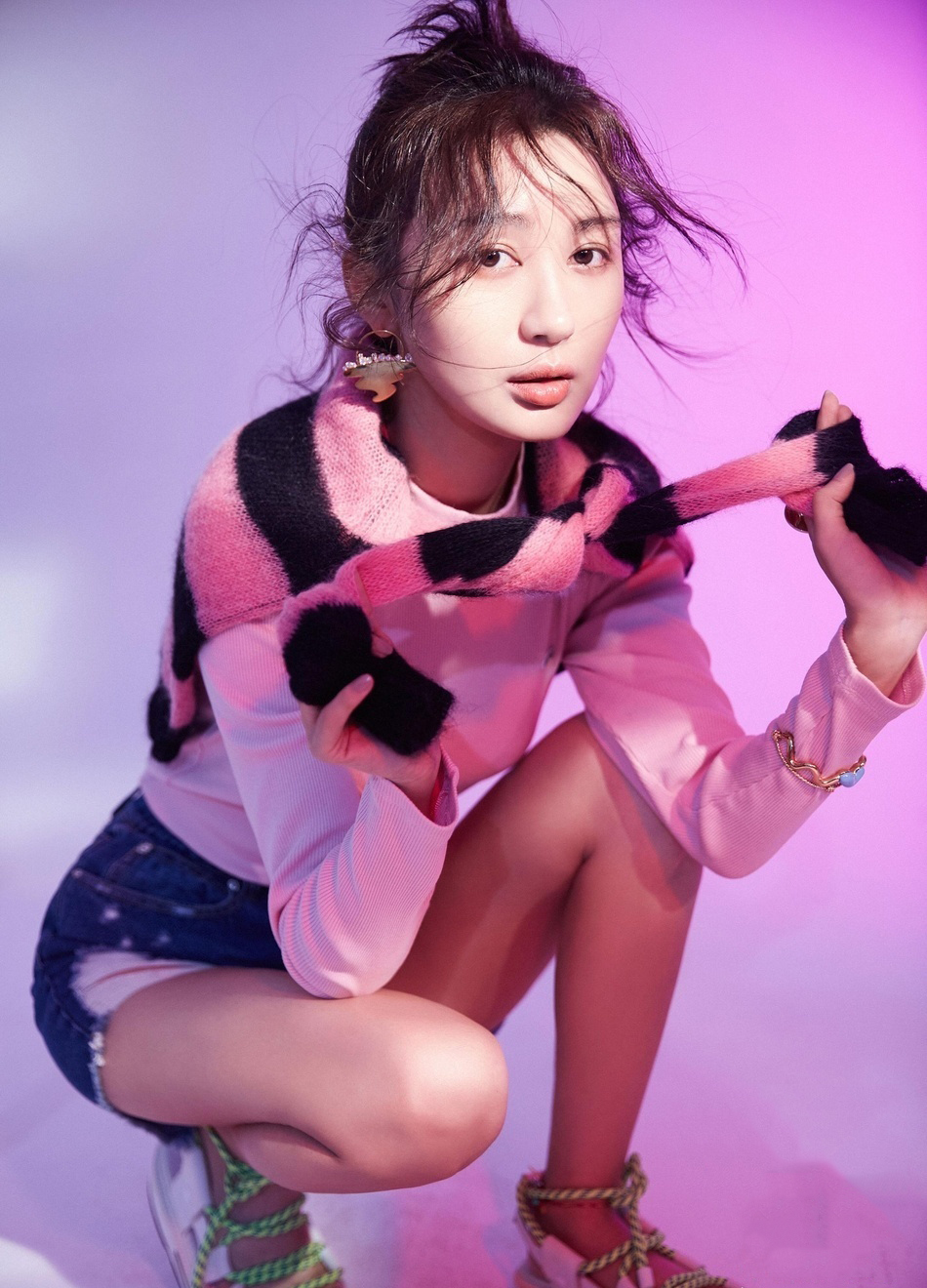 李菲儿粉色系嫩回18岁,纤腰美背怎么看都不腻,像个小仙女