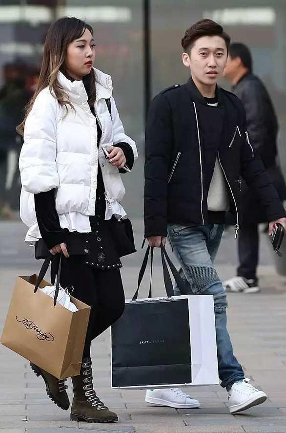 男朋友陪我去逛街时遇到他前任,男友说一话我决定嫁给他