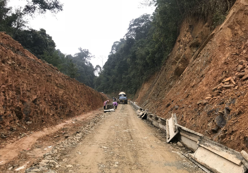一条新建的乡村公路在紧张施工中.