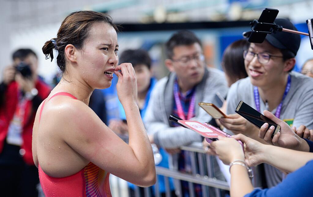 强颜欢笑?洪荒少女傅园慧赛后采访再现搞怪表情!