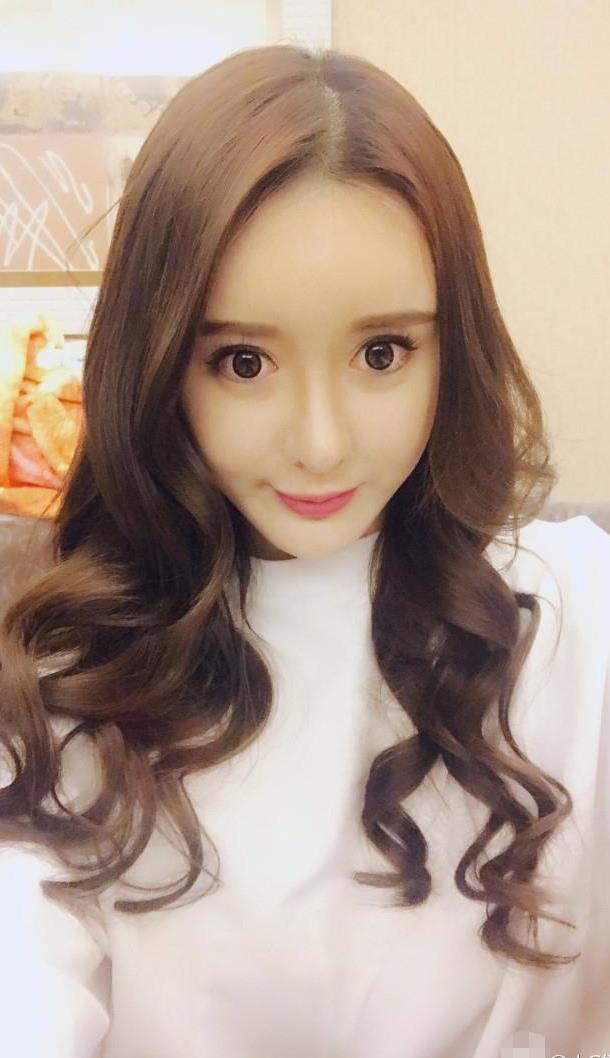 毁掉吴亦凡事业的小g娜突然"复出",消失一年的她五官