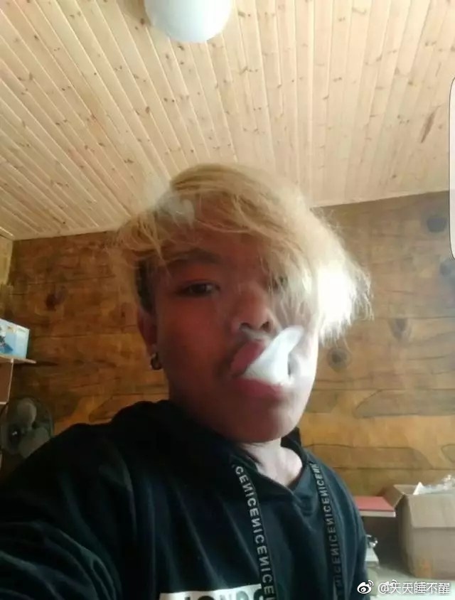 请用四个字形容我的颜值 「搞笑贴」