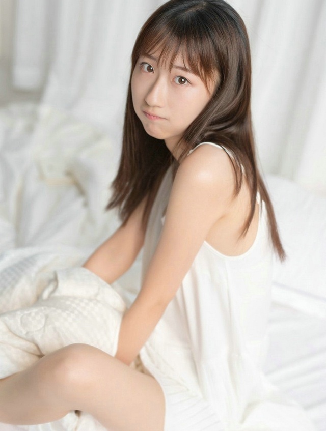 清纯朦胧美少女闺房甜美迷人睡衣温馨写真