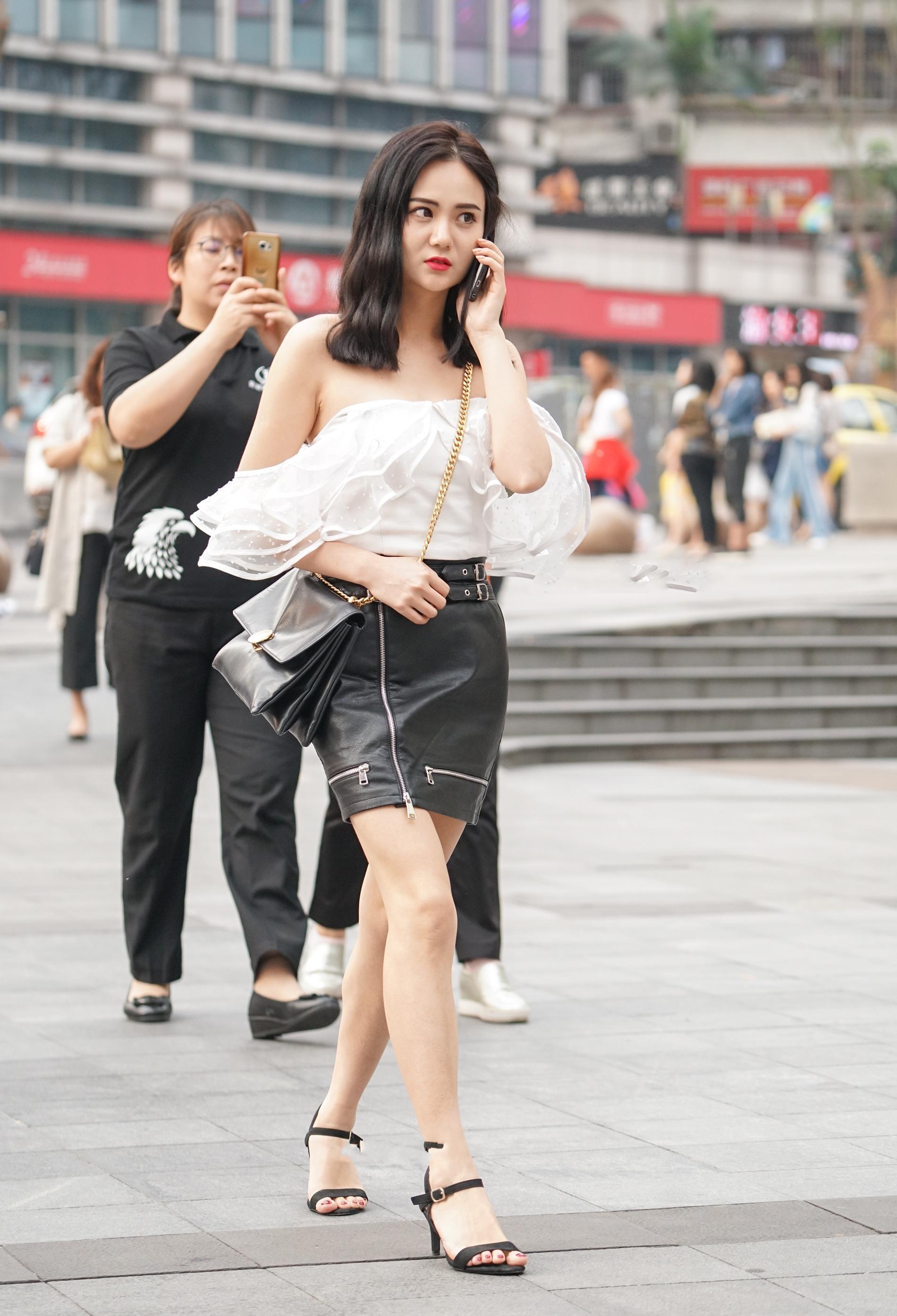 街拍图4皮短裙白抹胸漂亮到让后面大妈不淡定