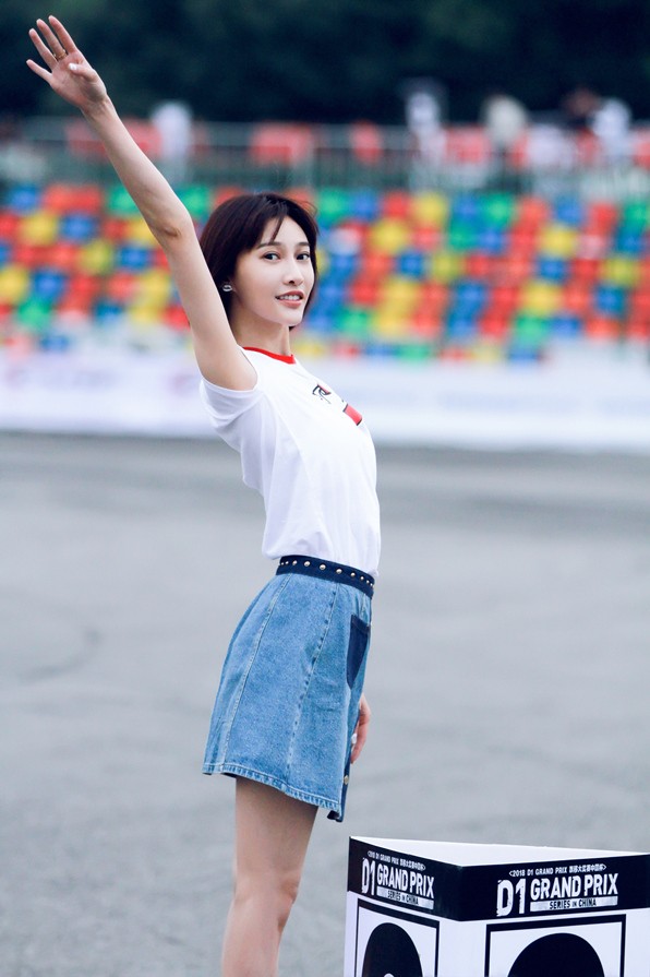 夏日要吸氧!白柳汐活力街拍明朗清爽呼吸感足