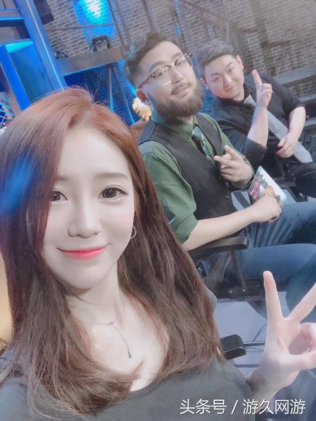 虎牙这个美女解说美的要命 天命杯比赛网友全程看腿