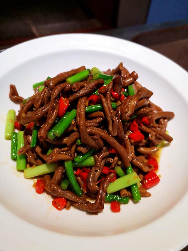有颜又有料的口味菜——蒜苔爆炒鸭肠,下饭下酒两相宜!