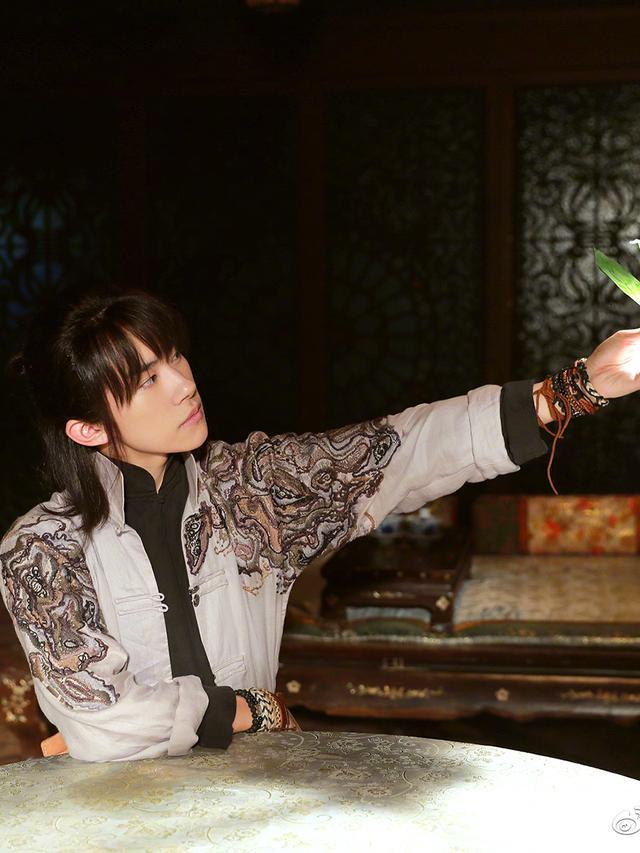 易烊千玺的6张古装照,玉树临风,还不快抱走你