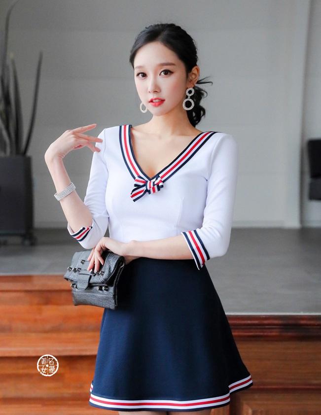 美女写真集美女身穿漂亮短裙套装展示性感身材青春又活力