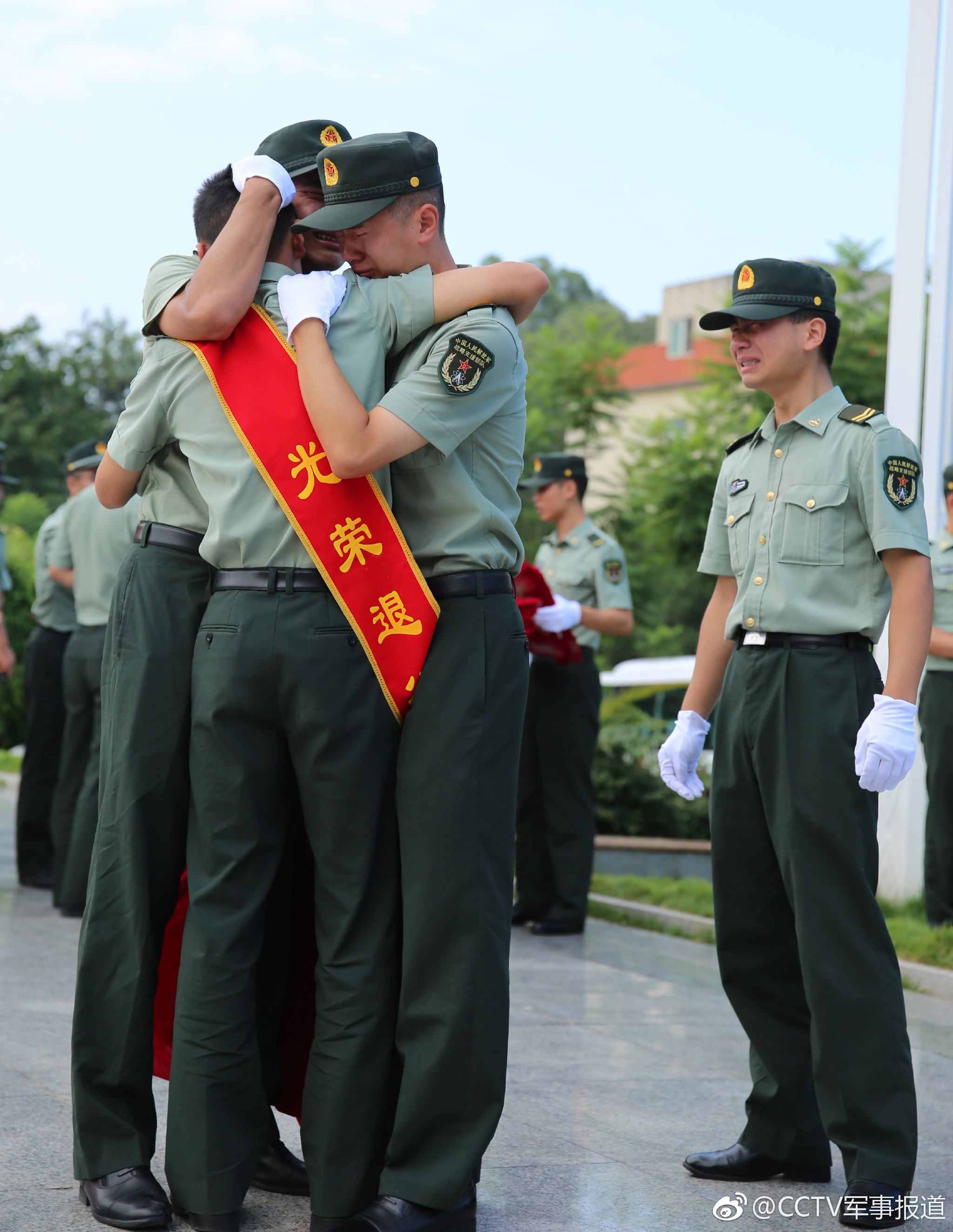 泪目,战略支援部队某部送别400余名退伍老兵