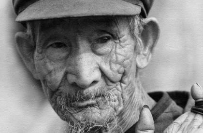 经理见拾荒老头挡路让他滚,董事长见到他,下车给他敬个礼