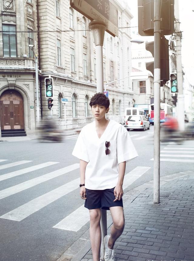 街拍街道上的阳光帅哥