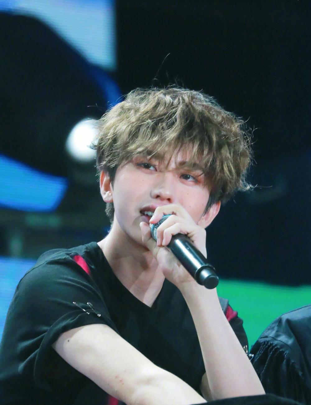 蔡徐坤雀斑妆现身天津引领时尚, 网友: 这样的坤坤给我一打