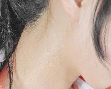 女生这3个部位出汗,不尴尬还很有魅力