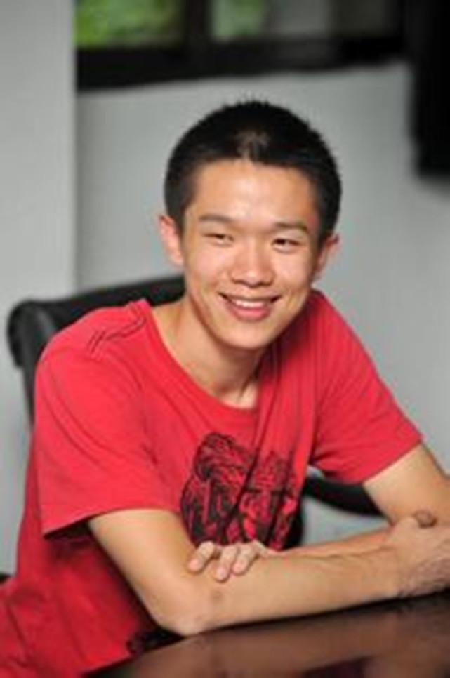 他是山东省高考状元, 当时高考考了749分, 现在