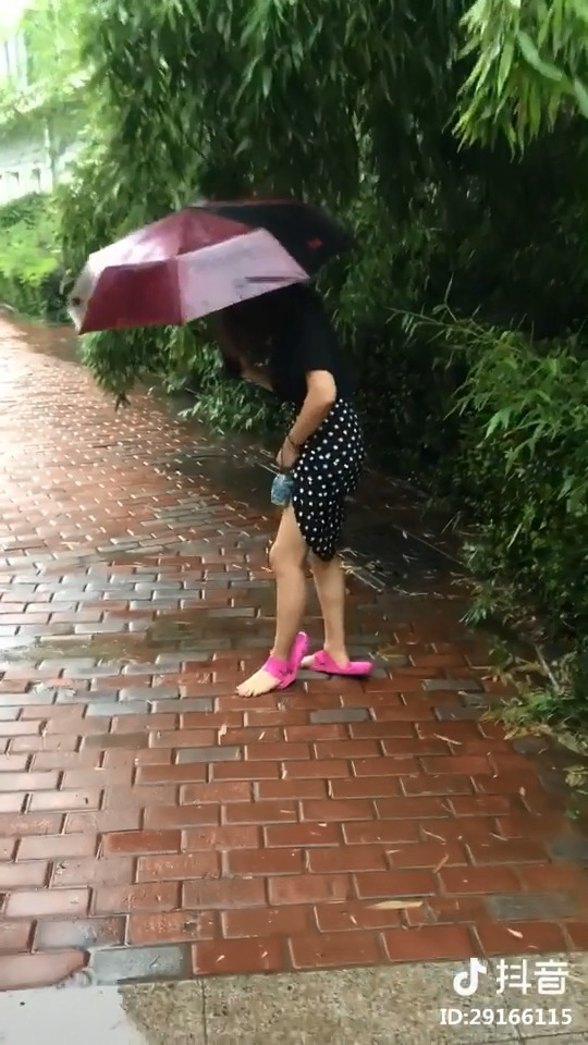                    下雨天穿拖鞋
