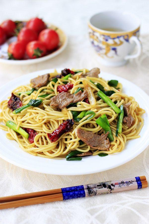 午餐就吃炒面吧,歹歹的,太攒劲了,有不粘锅的小窍门哟