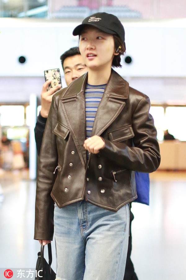 周冬雨穿皮衣搭配破洞牛仔裤素颜现身机场吐舌卖萌好可爱