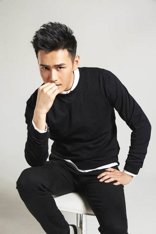 终于王雨坐不住了,用一个刻着"ywyk"的戒指向王