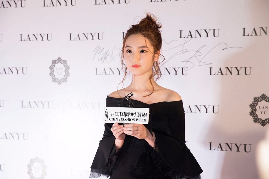 张千巽亮相兰玉秀清纯可人笑容甜美