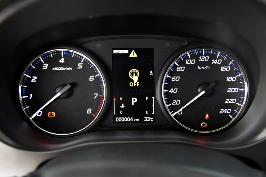 欧蓝德采用双筒式仪表盘,经典实用.