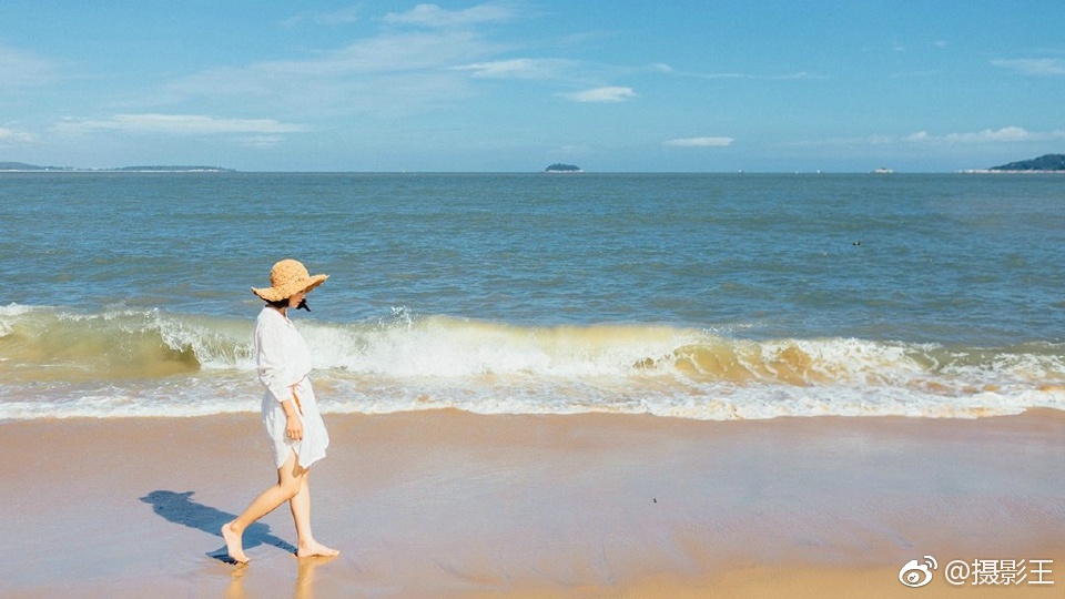 海边蓝天下的草帽美女幽静迷人写真集