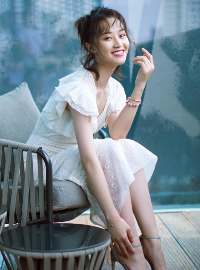蓝盈莹这么保守,深v连衣裙里面还穿内搭,难怪曹骏视你如宝!