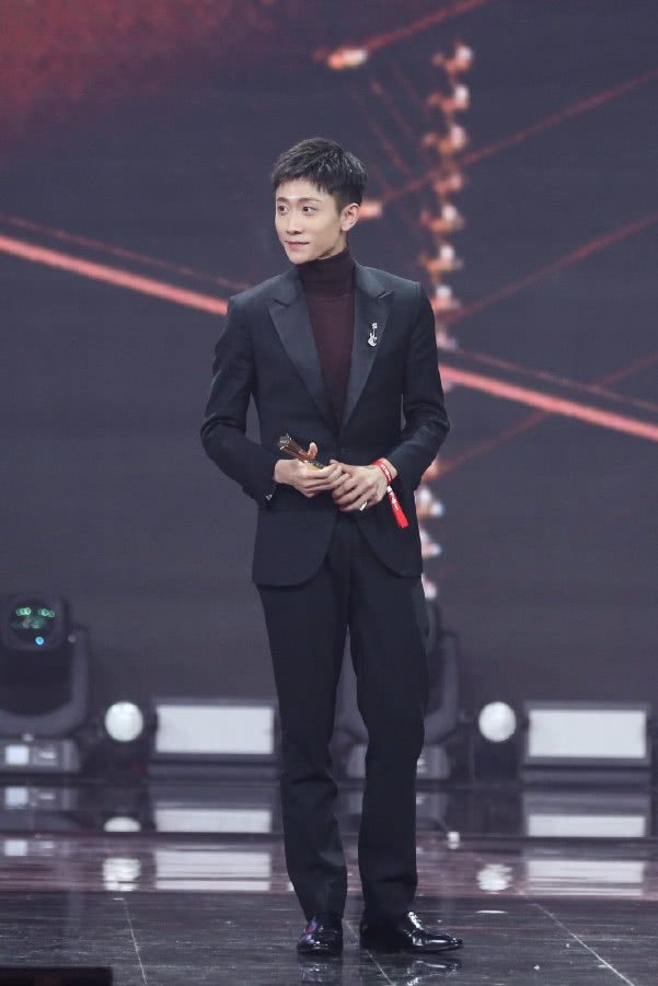 张一山亮相典礼一身西装也难掩痞气但是毛衣看着有点勒