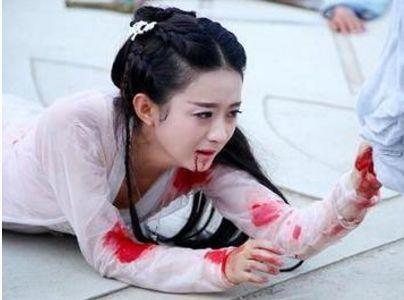 赵丽颖主演的电视剧《花千骨》中,赵丽颖吐血倒地之后,表演十分逼真.