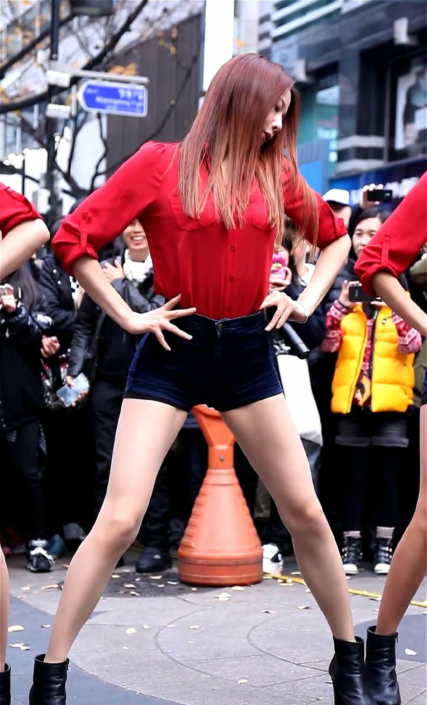 韩国女团exid街头蓝色短裤性感热舞,围观的人有点多