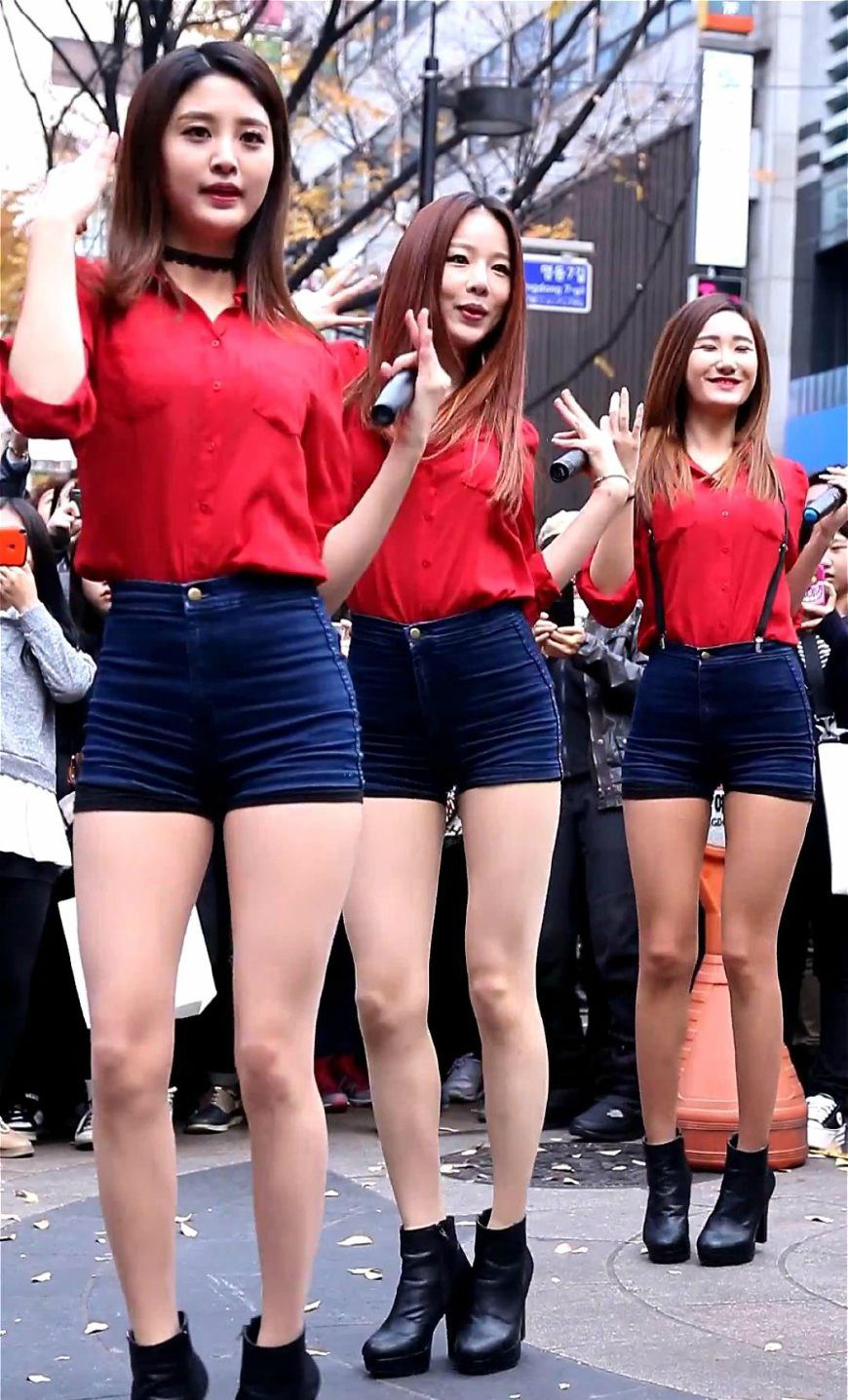 韩国女团exid街头蓝色短裤性感热舞,围观的人有点多