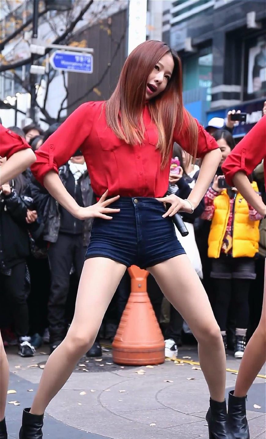 韩国女团exid街头蓝色短裤性感热舞,围观的人有点多|热舞|女团|围观_