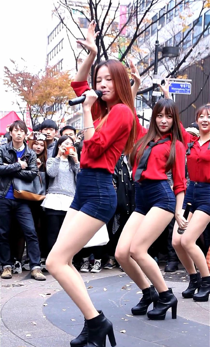 韩国女团exid街头蓝色短裤性感热舞,围观的人有点多
