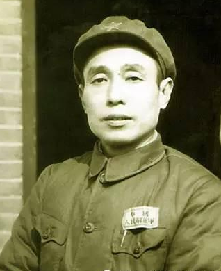 李志民和团长龙昌汉,副团长吴志立一起到苦竹山下观察地形,大家都认为