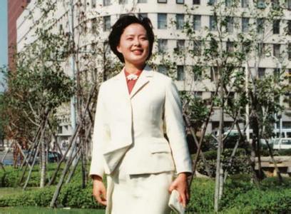 杜宪继薛飞之后离开了中央电视台,与"梅地亚"签了5年的合约.