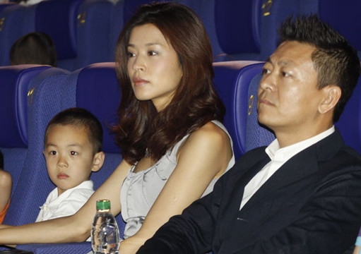 她17岁获超模大赛冠军,曾与张艺谋传绯闻,36岁幸福成这样?