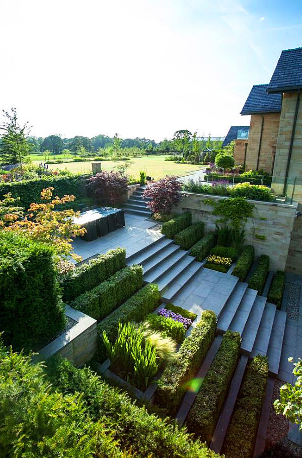 错落有致的台阶式别墅庭院花园,没想到白天很美,夜景美得更夸张